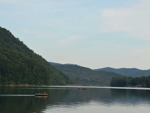 Foto Vedere spre barajul Lacul Firiza (c) Petru Goja